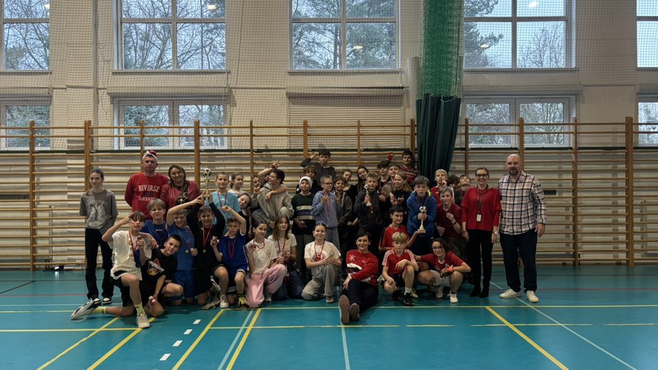 Read more about the article Turniej Mikołajkowy w piłce nożnej dla klas szóstych